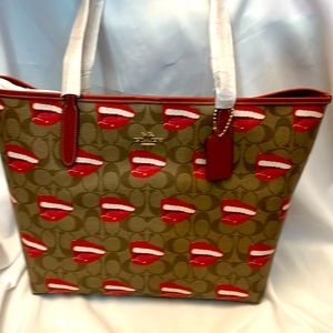 Coach TW sold out signature, city tote NWT